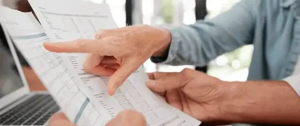 Imagen de una persona trabajando con un fondo de gráficos de economía y finanzas