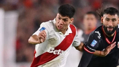 Nicolás Otamendi y Gonzalo Montiel durante su reconocimiento en River Plate