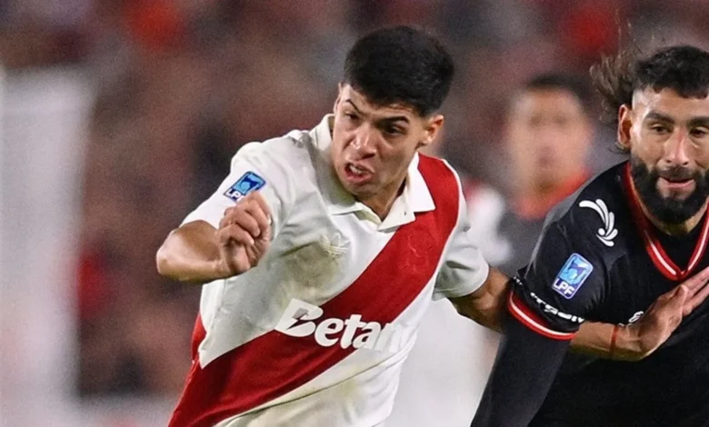Nicolás Otamendi y Gonzalo Montiel durante su reconocimiento en River Plate