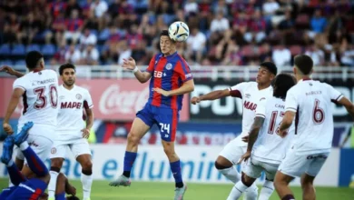 Imagen de los jugadores de Lanús y San Lorenzo en el campo de juego