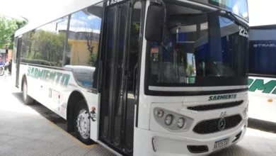 Imagen de un colectivo en la ruta 9 norte de Córdoba, con usuarios esperando en la parada