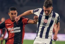 Imagen de los jugadores de Newell's y Talleres en el campo de juego