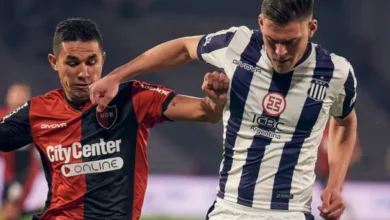 Imagen de los jugadores de Newell's y Talleres en el campo de juego