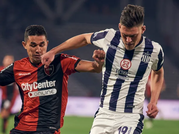 Imagen de los jugadores de Newell's y Talleres en el campo de juego