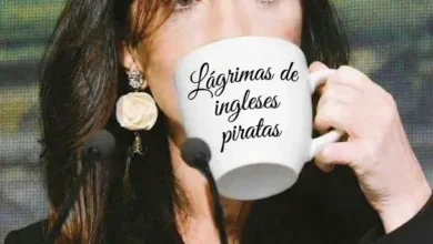 Victoria Villarruel sonriendo con una taza de lágrimas de ingleses piratas