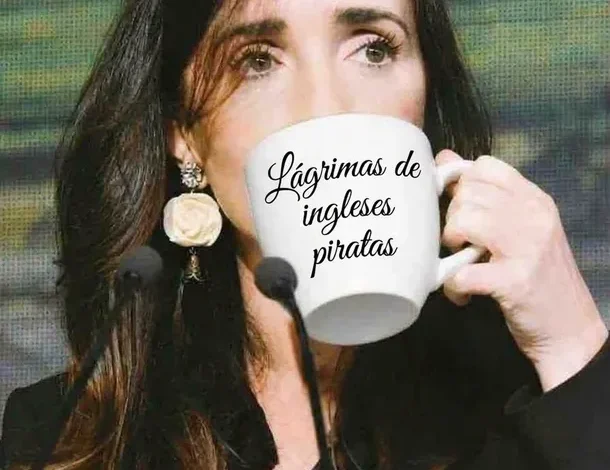Victoria Villarruel sonriendo con una taza de lágrimas de ingleses piratas