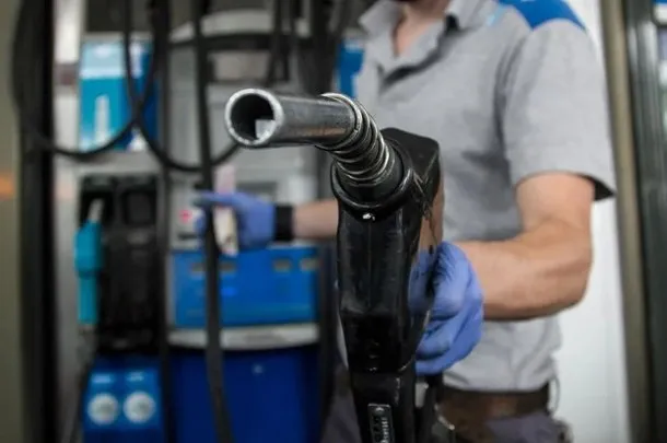 Estación de servicio con precios de combustibles