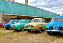 Exposición de autos Renault clásicos y filatelia en el patio del Museo Caraffa