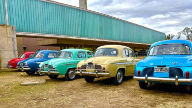 Exposición de autos Renault clásicos y filatelia en el patio del Museo Caraffa