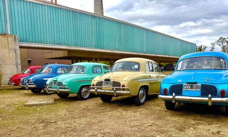 Exposición de autos Renault clásicos y filatelia en el patio del Museo Caraffa