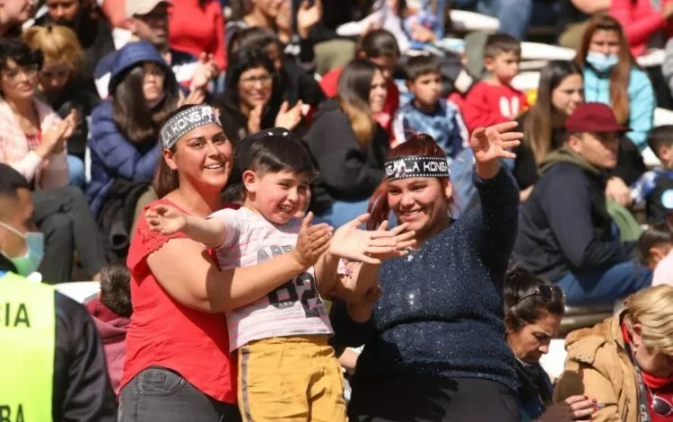 Niños y familias disfrutando de la celebración del Día de las Infancias en el Estadio Mario Alberto Kempes