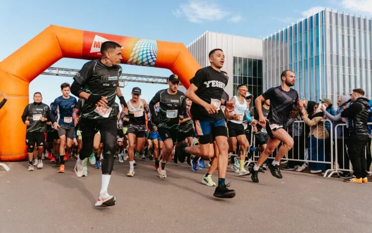 Corredores y caminantes en la salida de la Maratón Solidaria en el campus de la Universidad Siglo 21, Córdoba