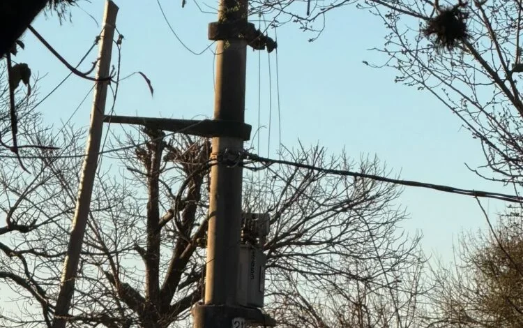 Imagen de un barrio oscuro debido a la falta de electricidad