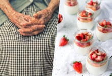 Yogur y frutas en una mesa