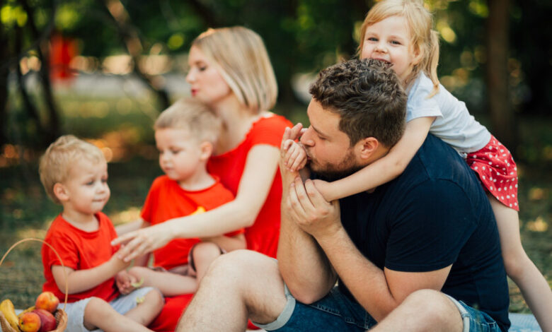Imagen de una familia feliz con hijos