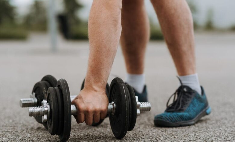 Persona realizando ejercicio de fuerza en un gimnasio