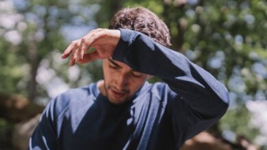 Imágenes de personas cansadas y deshidratadas durante el verano