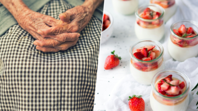 Imagen de un yogur con frutas y granola