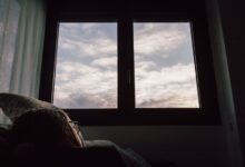 una persona durmiendo con la ventana abierta