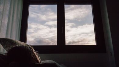 una persona durmiendo con la ventana abierta