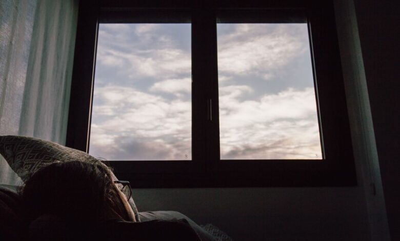 una persona durmiendo con la ventana abierta