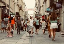 Imágenes de personas vistiendo ropa negra en un ambiente caluroso