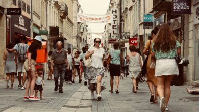 Imágenes de personas vistiendo ropa negra en un ambiente caluroso