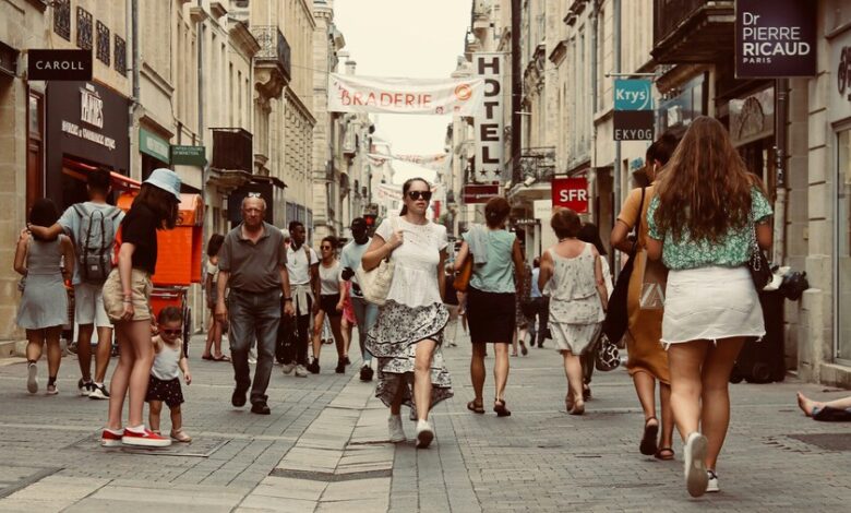Imágenes de personas vistiendo ropa negra en un ambiente caluroso