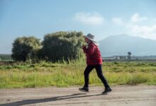 Persona caminando en un parque