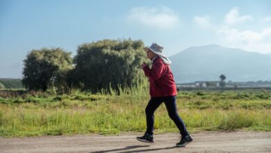 Persona caminando en un parque