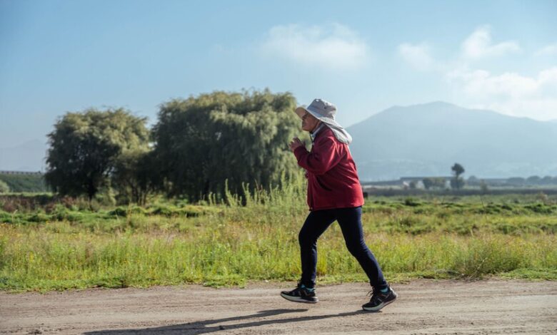 Persona caminando en un parque