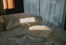 Sábanas limpias y frescas sobre una cama