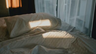 Sábanas limpias y frescas sobre una cama