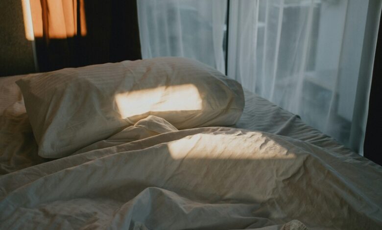 Sábanas limpias y frescas sobre una cama