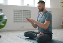 Persona meditando al amanecer en un ambiente tranquilo