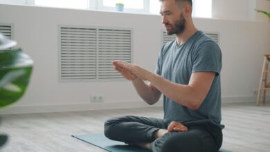 Persona meditando al amanecer en un ambiente tranquilo