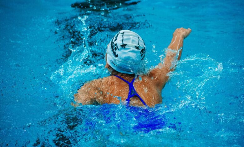 Persona mayor nadando en una piscina