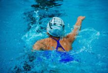 Persona de 60 años nadando en piscina, demostrando ejercicio acuático de bajo impacto