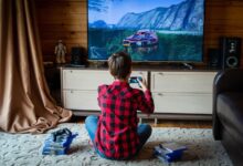 Adolescentes jugando un videojuego educativo en una sesión terapéutica
