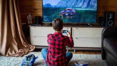 Adolescentes jugando un videojuego educativo en una sesión terapéutica