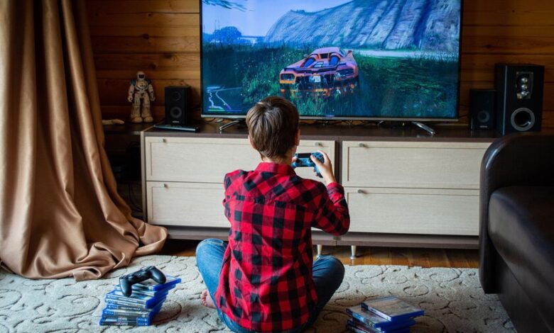 Adolescentes jugando un videojuego educativo en una sesión terapéutica