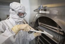 Investigadores chinos trabajando en un laboratorio de biotecnología