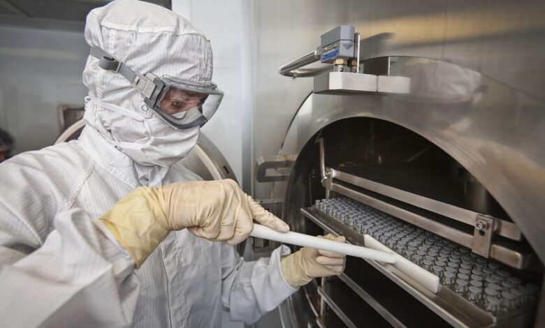 Investigadores chinos trabajando en un laboratorio de biotecnología