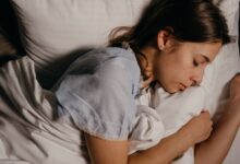 Persona acostada intentando dormir