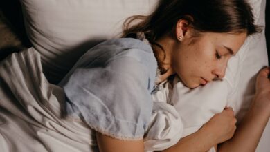 Persona durmiendo en cama