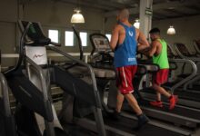 Gente entrenando en un gimnasio de Córdoba