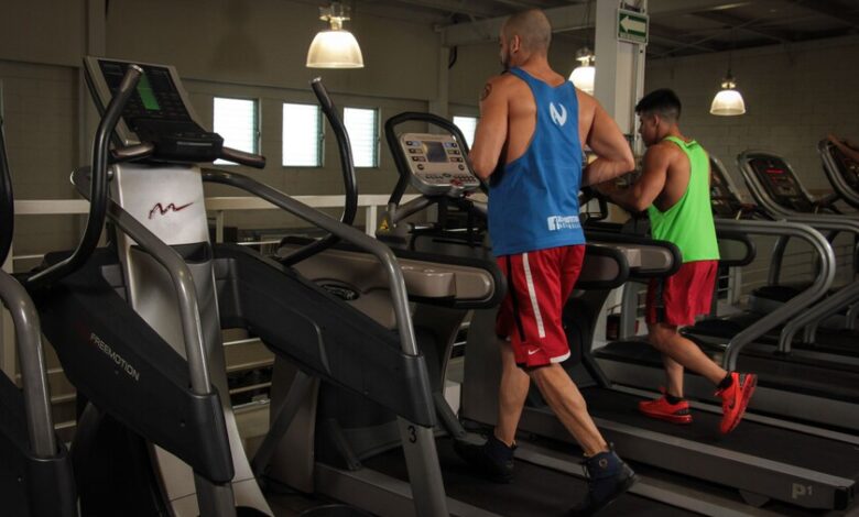 Gente entrenando en un gimnasio de Córdoba