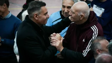 Personas mayores jugando newcom en un torneo regional en Córdoba
