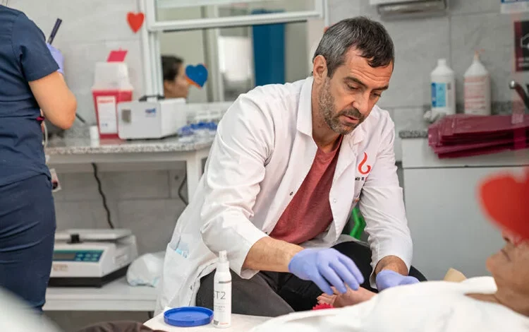 Voluntarios donando sangre en un hospital de Córdoba