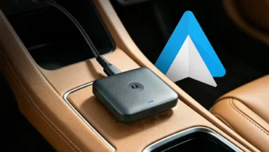 Adaptador Motorola para Android Auto inalámbrico conectado a un puerto USB de automóvil